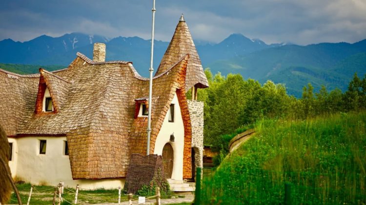 Superbul Castel de lut din inima Transilvaniei, cel mai fotografiat loc din Romania