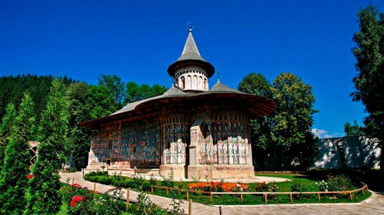 Mănăstirea Voroneț –  minunea albastră a Bucovinei pe care trebuie neapărat să o vezi