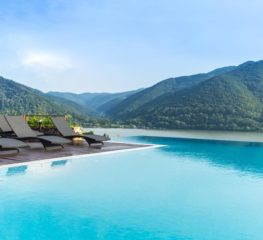 Top 10 pensiuni cu piscine fabuloase, pentru o vacanță în România ca afară