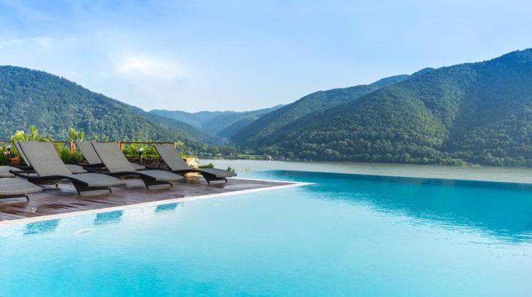 Top 10 pensiuni cu piscine fabuloase, pentru o vacanță în România ca afară