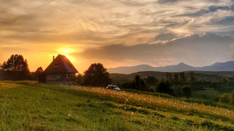 Cu mașina deasupra lumii: Glod, satul care atinge cerul, unde raiul pe pământ există