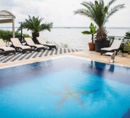 Top 10 pensiuni din România cu piscine uimitoare, pentru vacanța ta de după izolare