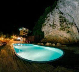 Vacanță la preț greu de refuzat, în raiul de sub stâncă (345 lei: 4 nopți, 8 mese, piscină)