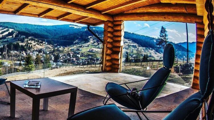 Top 10 pensiuni de poveste, cu ferestre mari, unde muntele cade pe tine