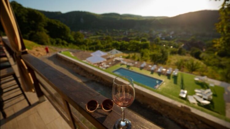 Vacanță de vis, la super preț, în Grecia României, din inima munților (320 lei, 4 mese, ciubăr)