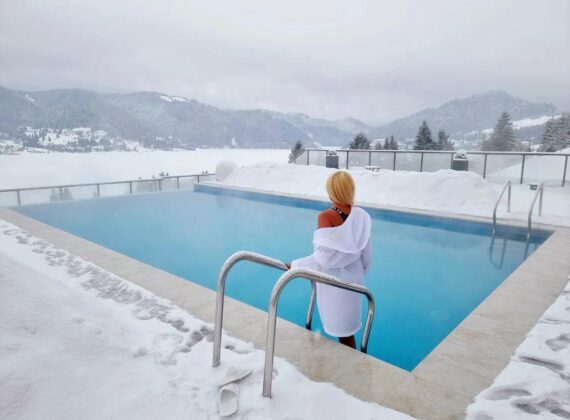 10 pensiuni cu piscină exterioară sau cu jacuzzi, din România, unde poți face baie și iarna
