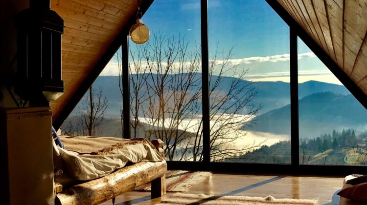 Top 10 cabane de la munte, inedite, cu ferestre mari, departe de aglomerație