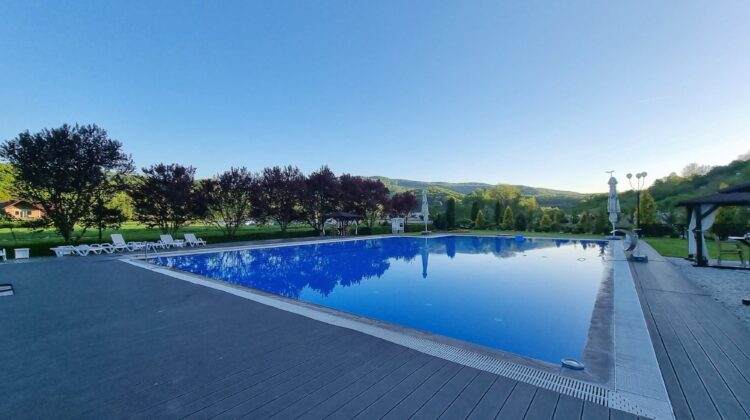Am găsit cea mai frumoasă pensiune cu piscină și băi termale