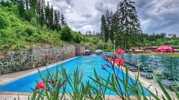 Am găsit piscina de vis, din inima pădurii, la preț de neratat: 18 lei/intrarea