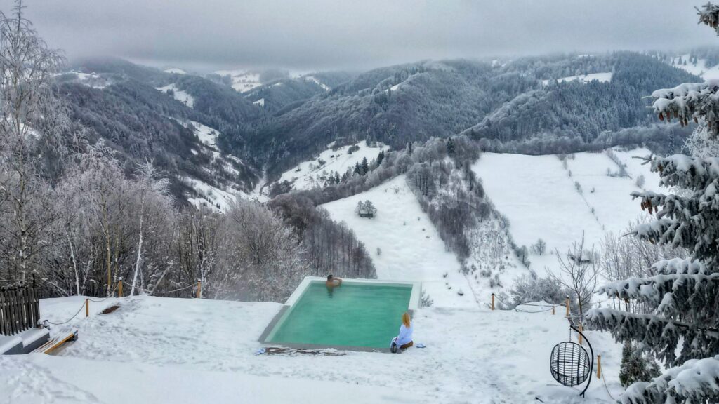 Trebuie să ajungi aici! Un loc de vis, nou, din România, cu piscină încălzită și iarna
