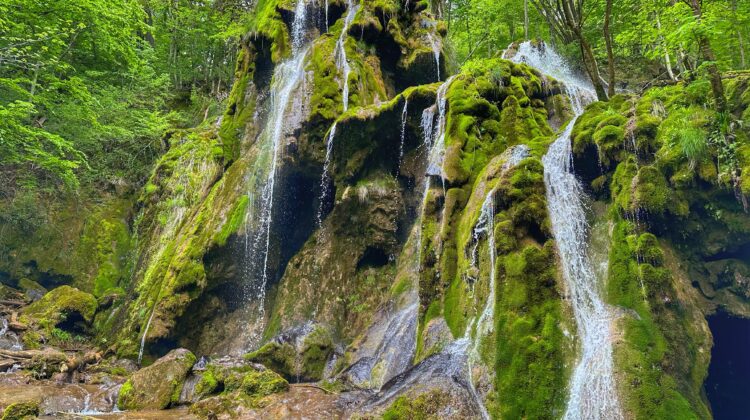 8 cascade superbe din România, cu peisaje de vis, de văzut o dată-n viață