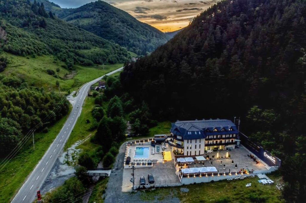 Locul de vis de la munte, cu piscină, ciubăr și saună, pentru o vară de poveste