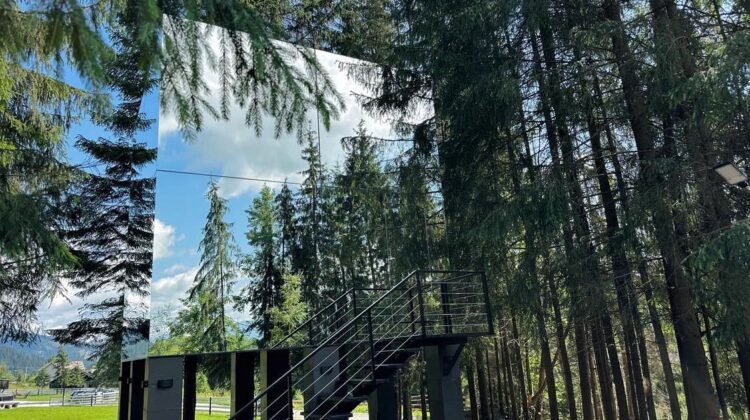 Cazarea momentului în România. Cubul-oglindă, din inima naturii, care te va uimi