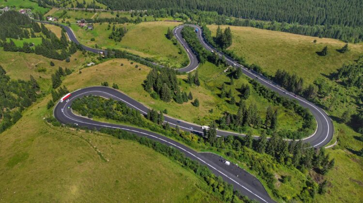 Transfăgărășan? Nu. Drumul de vis, din inima Bucovinei, cu peisaje spectaculoase