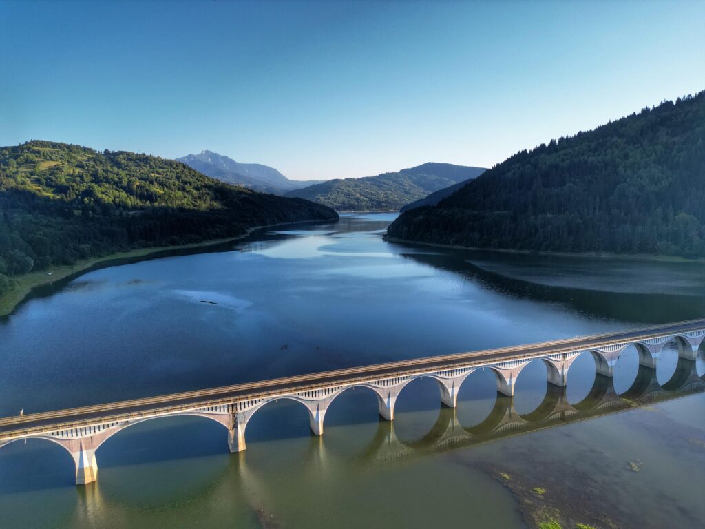 Lacul superb, din inima munților, care te va răsplăti cu peisaje de vis