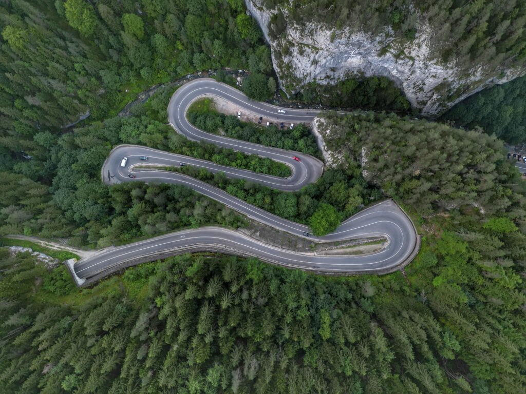 Drumul spectaculos, care taie munții, minunea naturală a României
