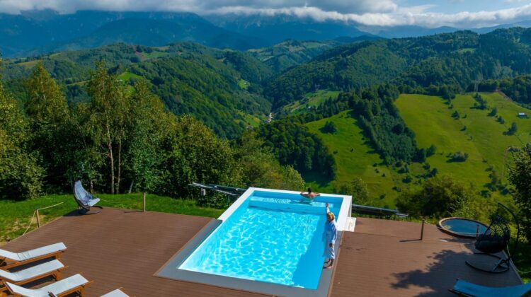Top 10 cazări superbe, cu piscină exterioară încălzită, la munte, în România