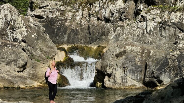 E în România? Da. Cascada superbă, neștiută, unde poți face baie vara aceasta