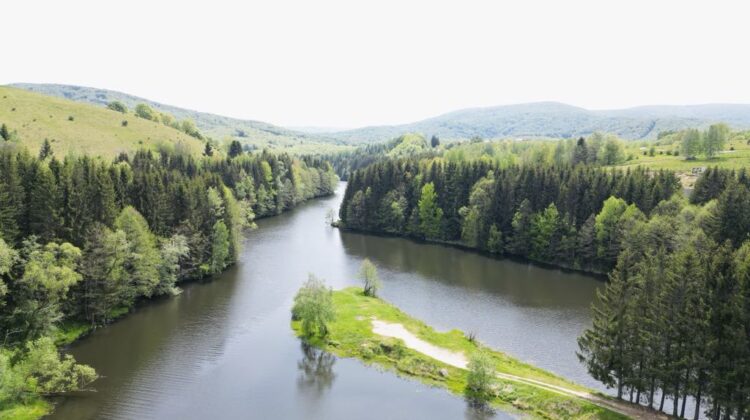 Lacul secret, de o frumusețe aparte, ascuns în inima munților