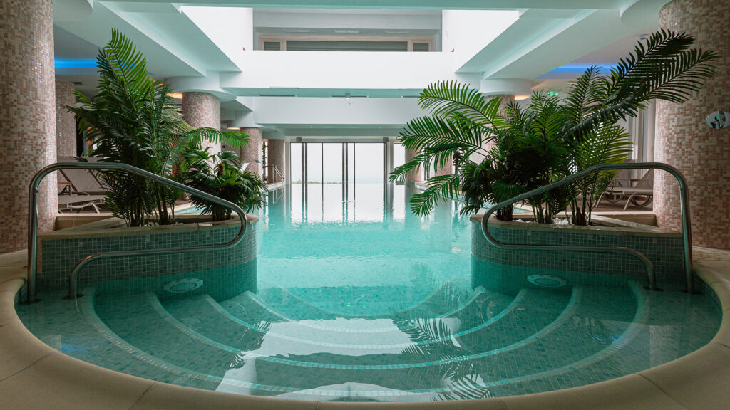 Top 10 locații superbe, de la munte, cu piscină interioară și spa