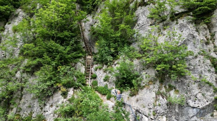 Paradisul neștiut al României, ascuns în munți. Ajungi doar pe o scară, printre stânci