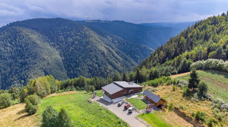 Cabana superbă, izolată în munți, cu spa și cu o priveliște uimitoare