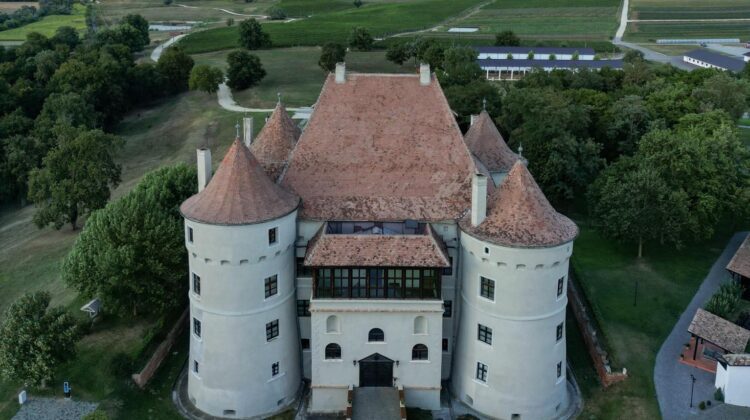 Valea Loarei? Nu. Este chiar la noi în România. Castelul de poveste, unde te poți caza