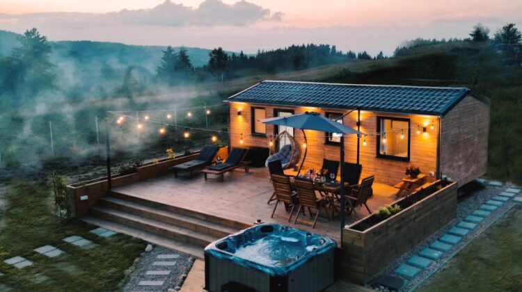 Top 10 tiny house-uri inedite, din mijlocul naturii, pentru o vacanță de vis în doi
