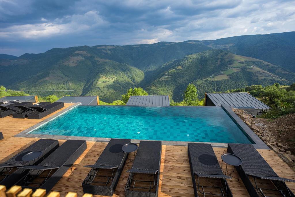 Cabana neștiută, din munți, cu piscină infinity, cu o priveliște de vis