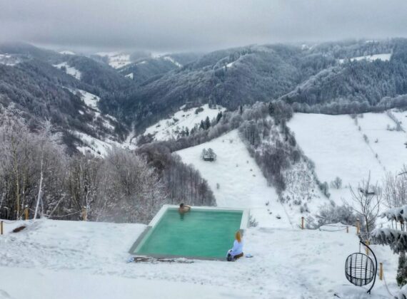 3 pensiuni de la munte, din România, cu piscină exterioară încălzită și iarna