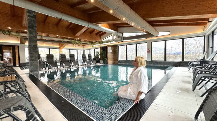 3 locuri neștiute de la munte, cu piscină și spa-uri spectaculoase, la preț bun