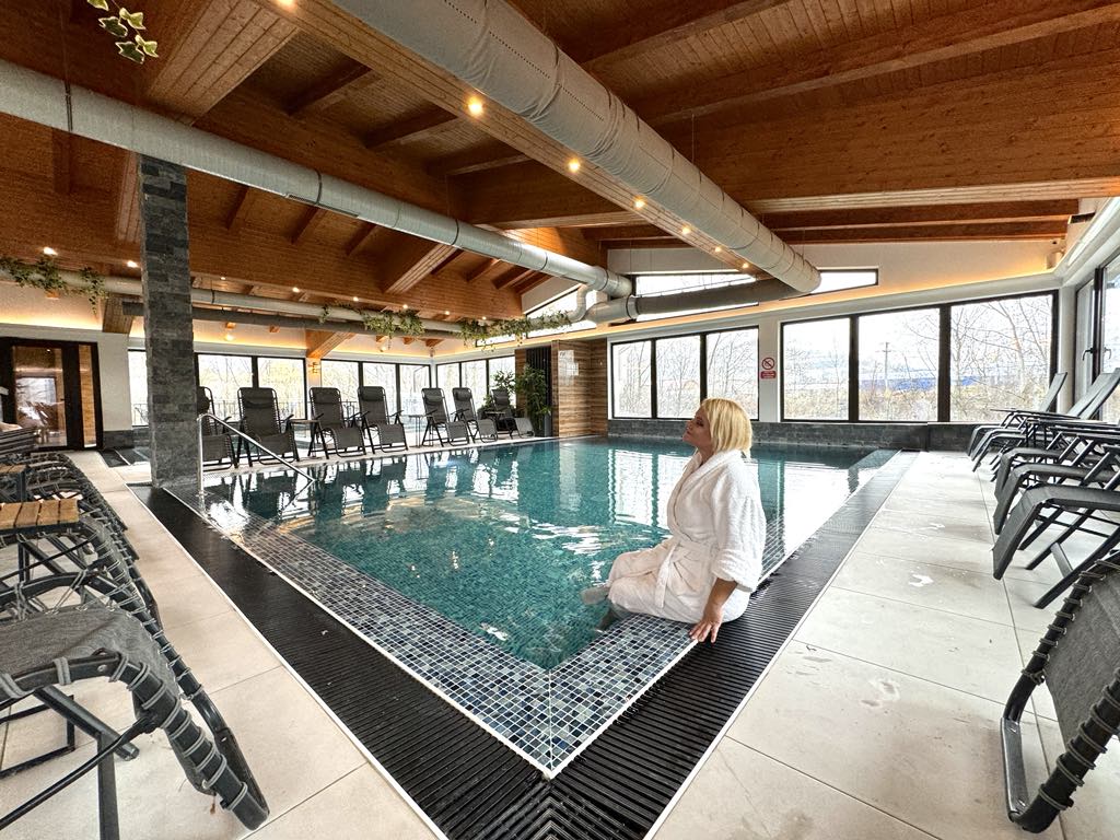 3 locuri neștiute de la munte, cu piscină și spa-uri spectaculoase, la preț bun