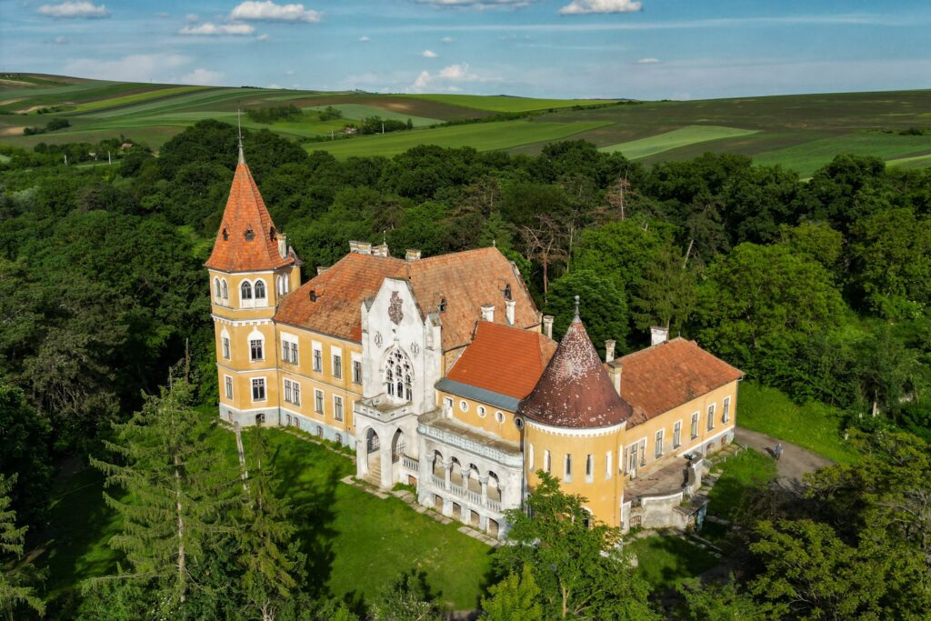 Descoperă misteriosul castel-calendar, din inima Transilvaniei, unic în lume