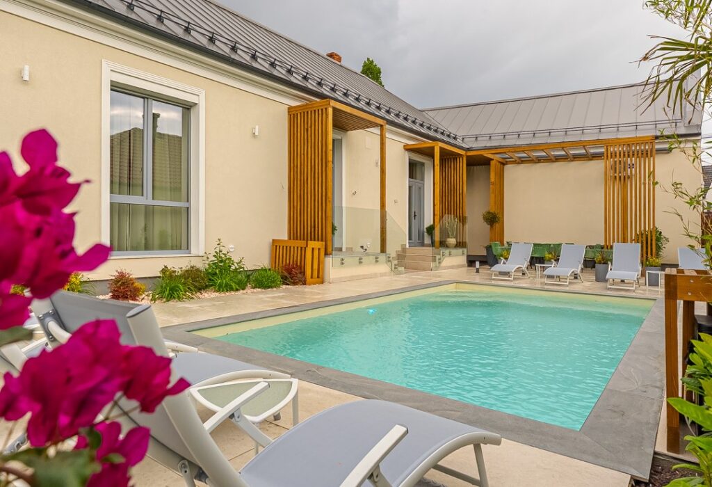 Cazare nouă, superbă, pentru vara 2025. Cu piscină, jacuzzi și saună