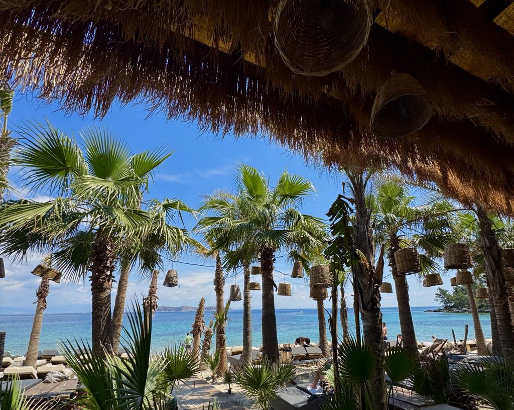 Top 5 cele mai instagramabile beach baruri din Grecia