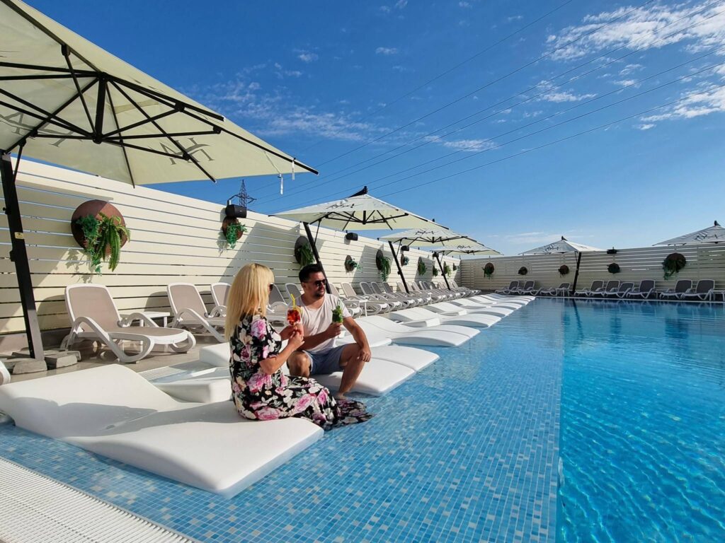 Aici e paradisul apelor termale din România. Locuri superbe, cu piscină, pentru vacanța ta