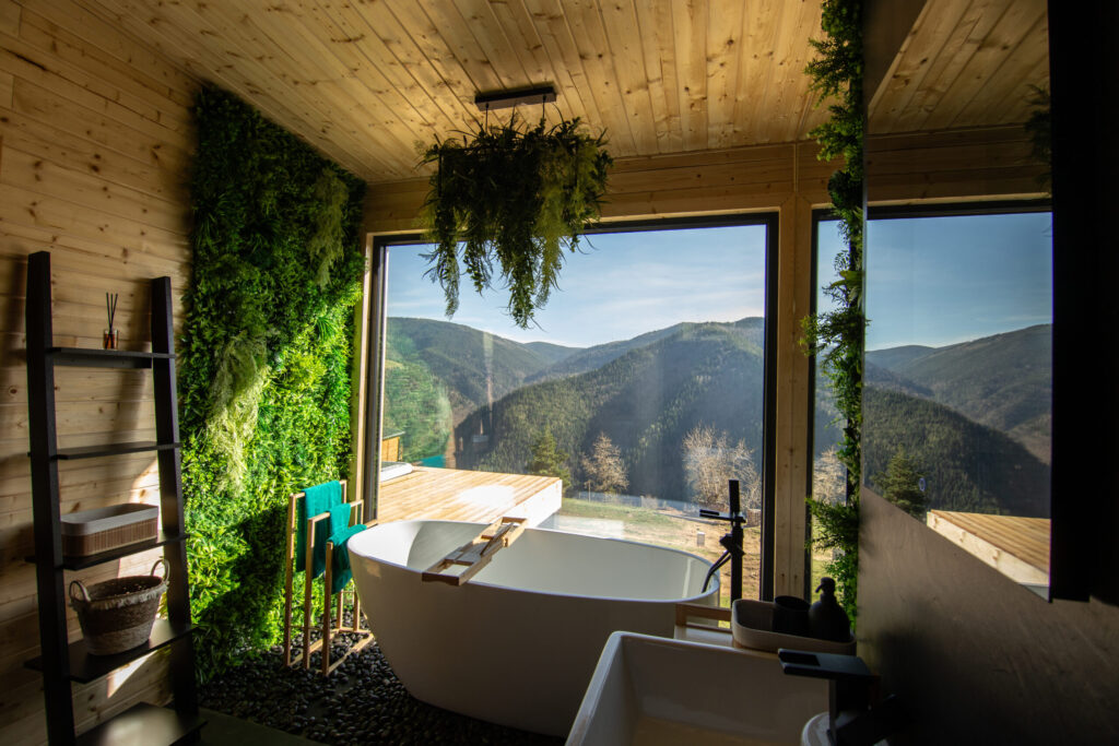 Top 10 cabane din Apuseni, mai puțin știute, pentru o vară răcoroasă