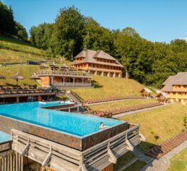 Unde fugim de căldură? 7 piscine fabuloase din România, perfecte pentru vara aceasta