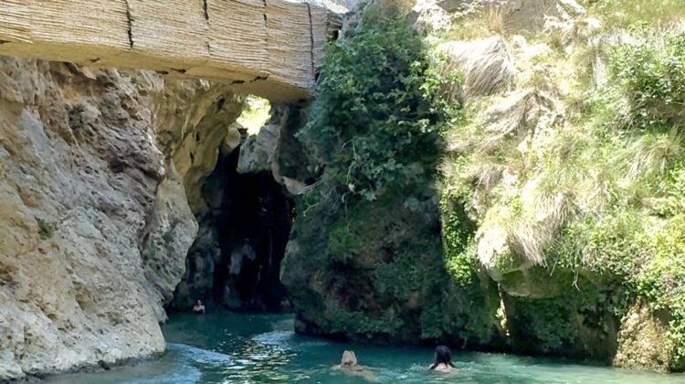 Cascada secretă Kourtaliotiko, paradisul natural al Cretei
