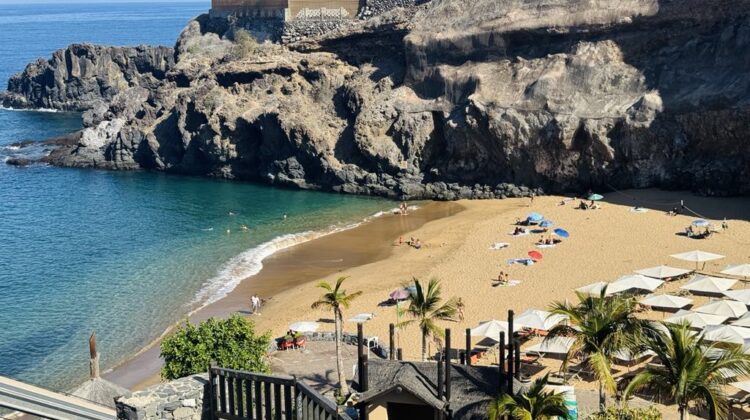Plaja ascunsă din Tenerife: cu ape turcoaz și nisip alb, bijuteria insulei