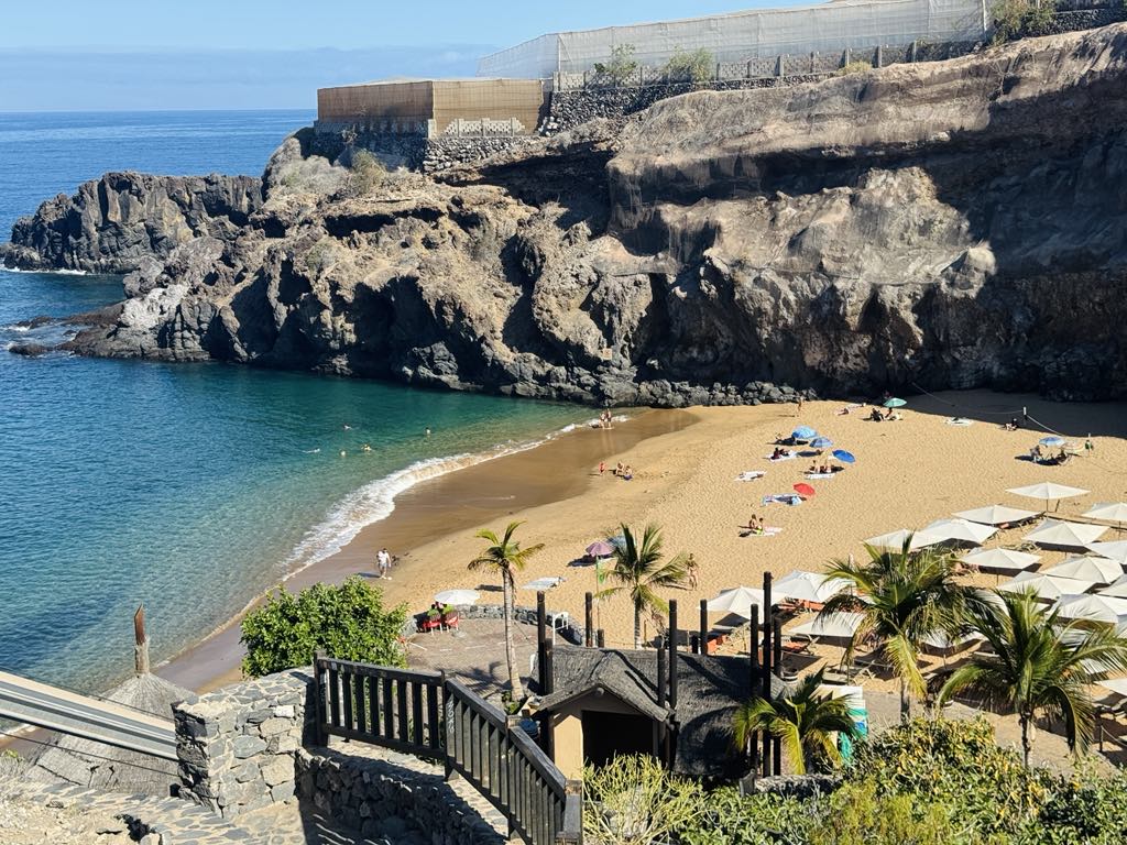 Plaja ascunsă din Tenerife: cu ape turcoaz și nisip alb, bijuteria insulei