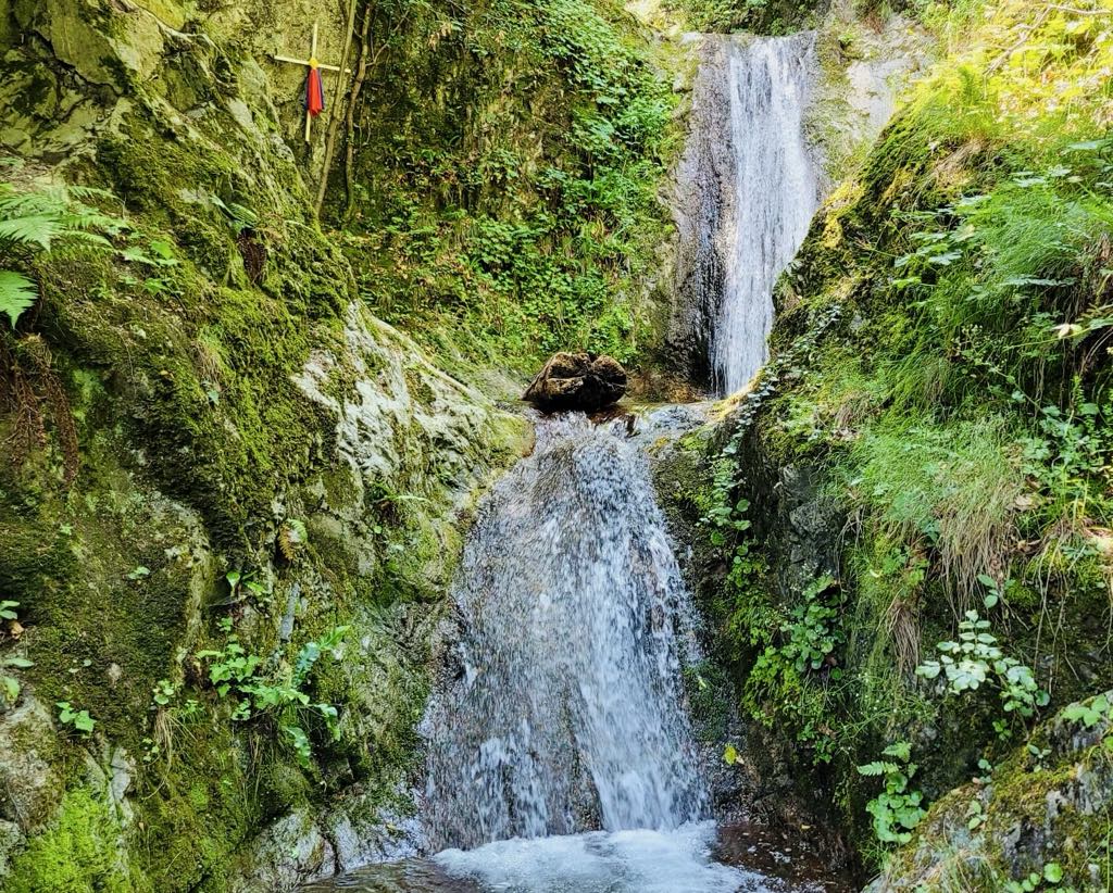 Cascada mai puțin știută, din România, unde poți veni cu cei mici