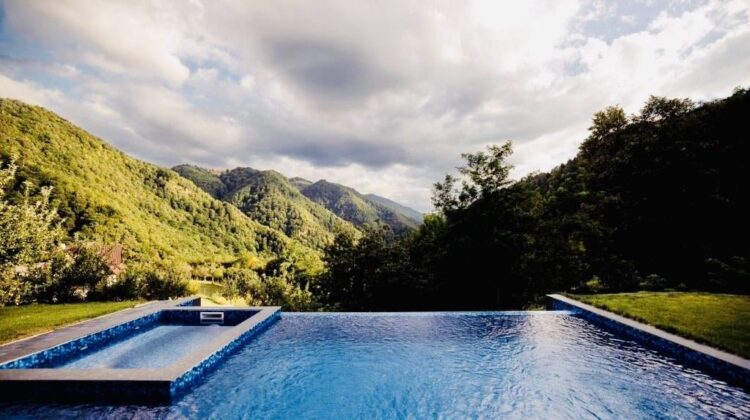 Top 10 cazări superbe, din România, cu piscină exterioară, pentru vara 2025