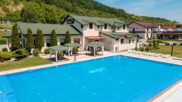 Am găsit pensiunea cu piscină și cu băi curative, la un preț decent: 60 de lei/intrarea