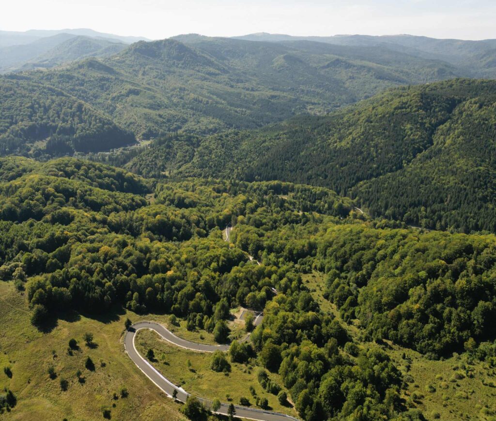 Poți circula pe un nou drum spectaculos, în munți. E la noi, în România