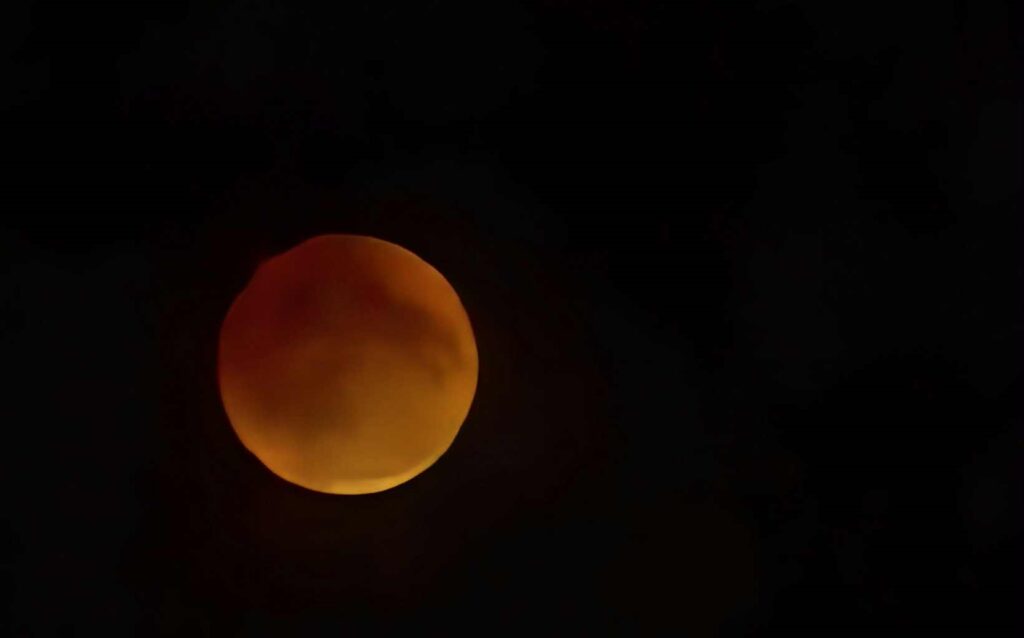 Cum s-a văzut eclipsa de Lună din România. Imagini spectaculoase.