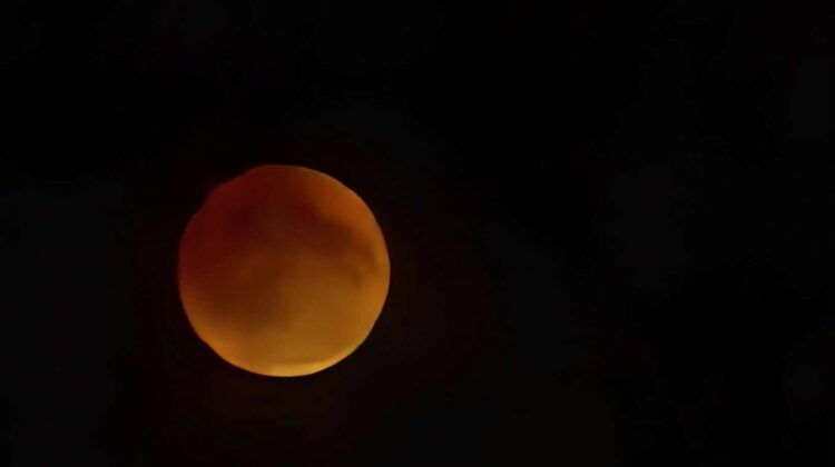 Cum s-a văzut eclipsa de Lună din România. Imagini spectaculoase.