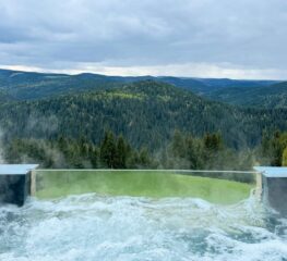 Cabana neștiută, din munți, cu jacuzzi încălzit și peisaje de pus în ramă