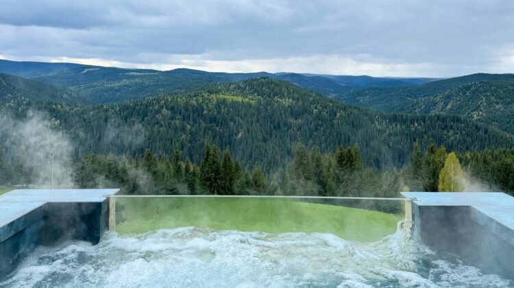 Cabana neștiută, din munți, cu jacuzzi încălzit și peisaje de pus în ramă