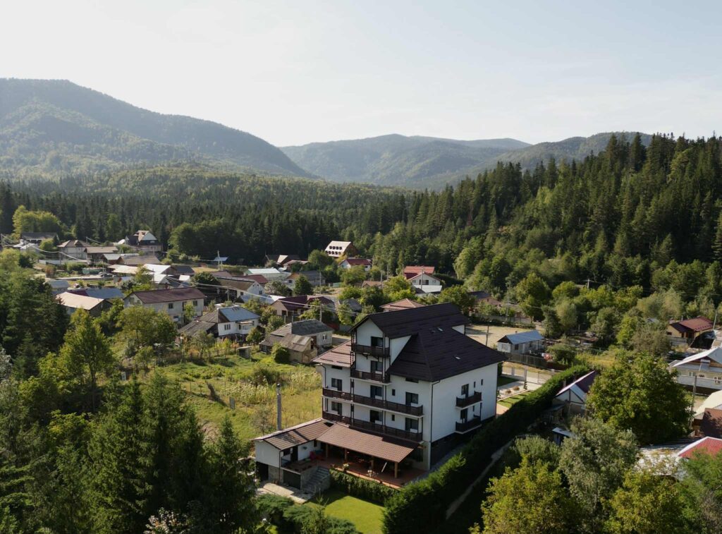 Soveja, locul de poveste din inima munților Vrancei. Ce ai de văzut, unde te cazezi.